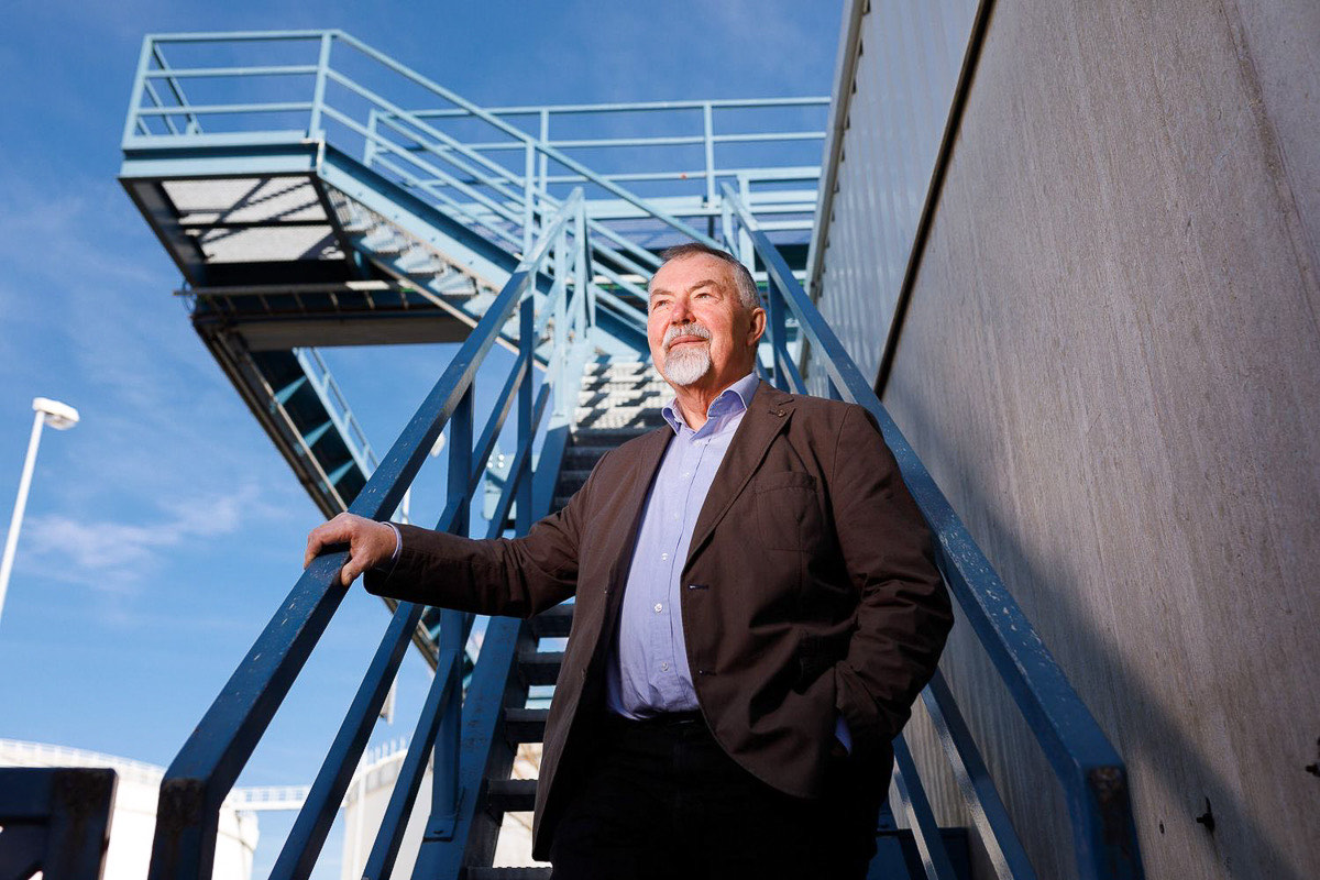 Businessportrait eines Unternehmers an einer Stahltreppe vor einer Werkshalle